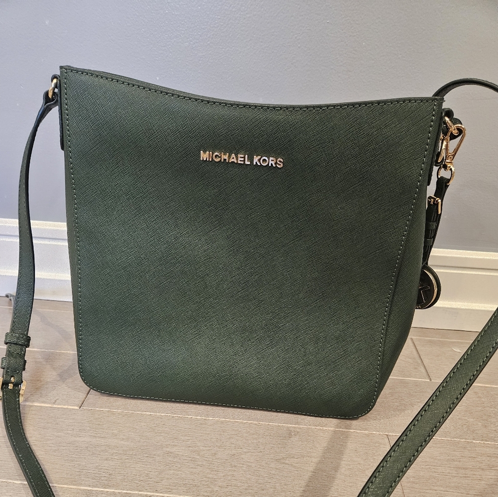Michael Kors jet set crossbody bag